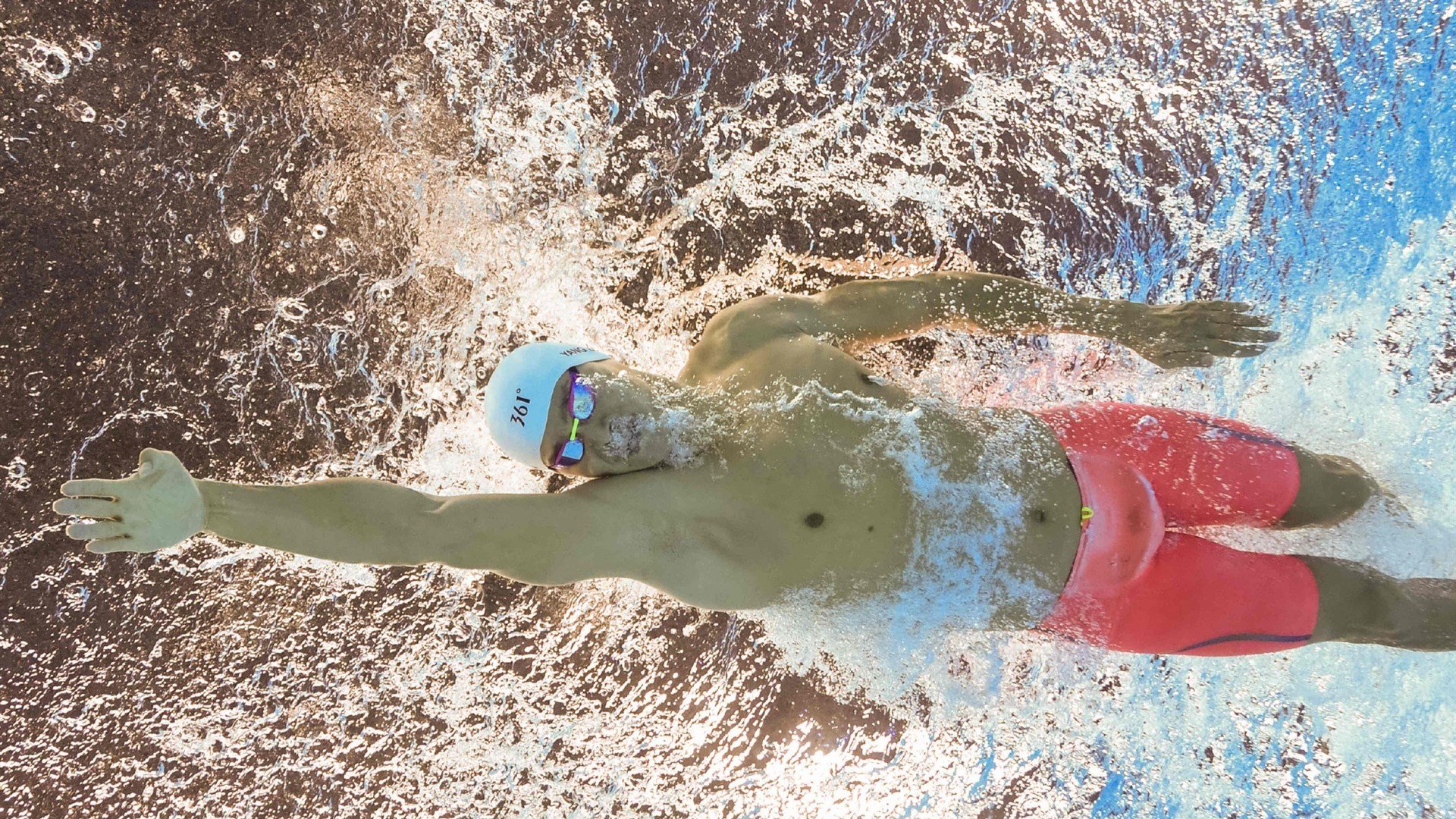 三前锋阵型牵制对方后场出球，篮球三前锋